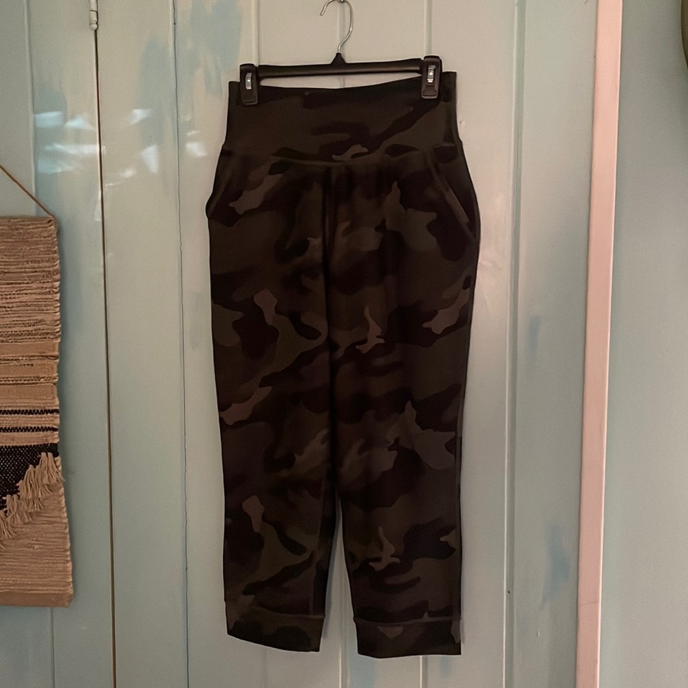 Old Navy power soft leggings green camo M